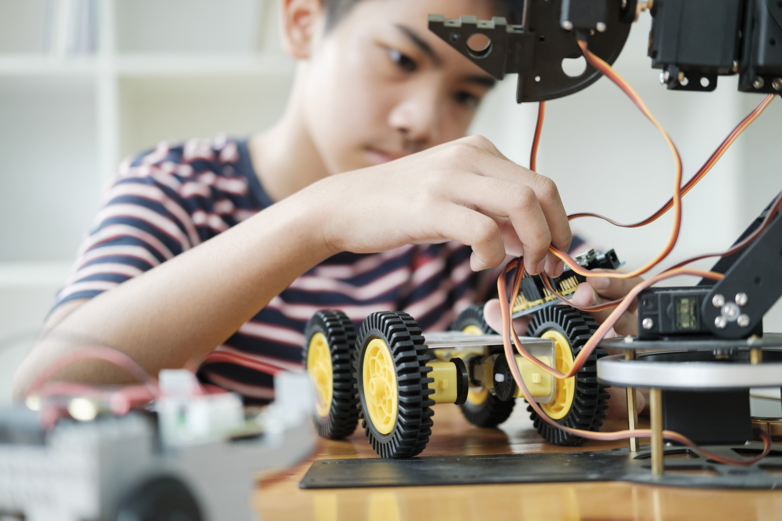 An image of a elementary student engaged in a steam activity demonstrating the type of activities students partake in at LRCA.